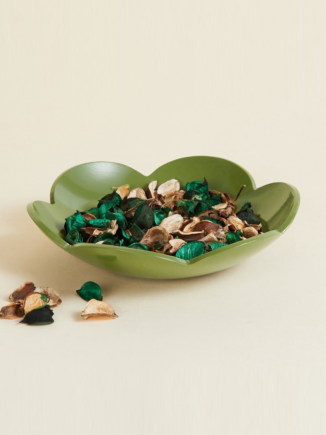 

Home Centre BN Green Solid Scalloped Metal Decorative Plate