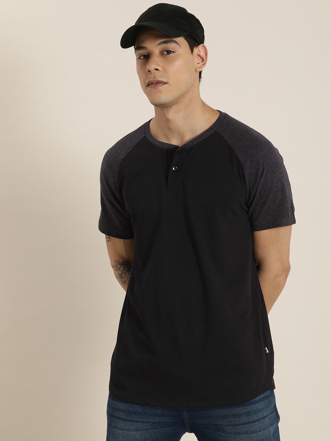 

INVICTUS Men Black Solid T-shirt