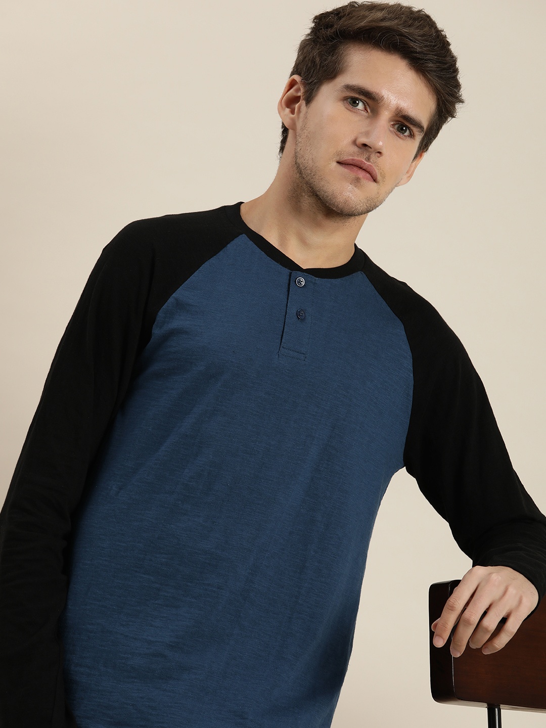 

INVICTUS Men Blue & Black Colourblocked Henley Neck Casual T-shirt