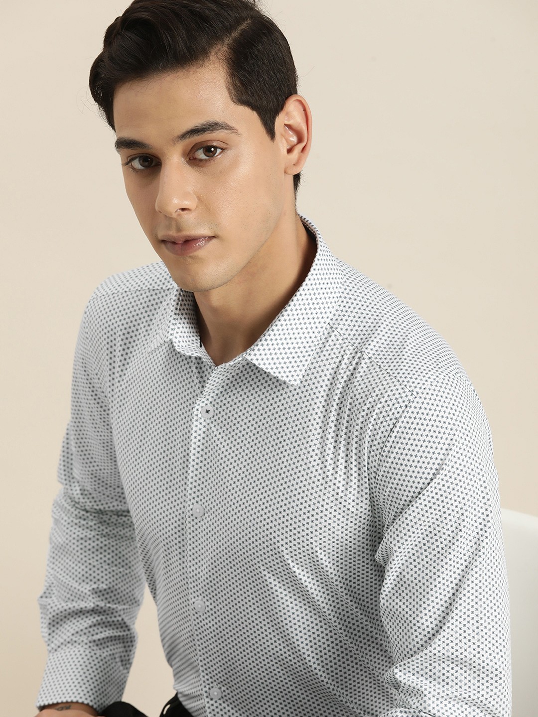 

INVICTUS Men White Slim Fit Floral Printed Pure Cotton Formal Shirt