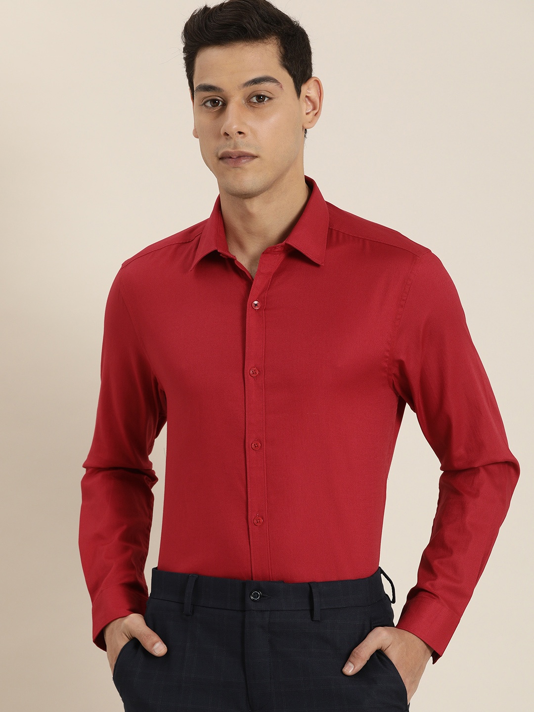 

INVICTUS Men Red Textured Slim Fit Pure Cotton Formal Shirt