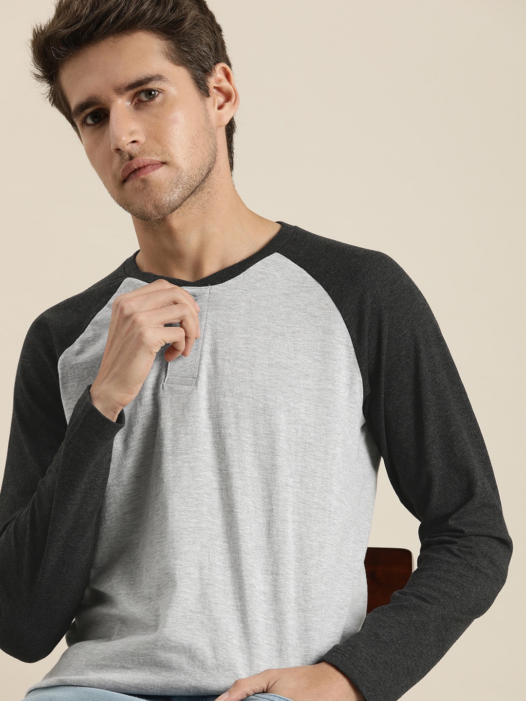 

INVICTUS Men Grey Melange & Charcoal Colourblocked Henley Neck Casual T-shirt