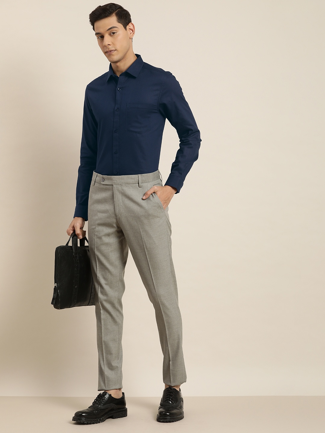 

INVICTUS Men Navy Blue Solid Slim Fit Pure Cotton Formal Shirt