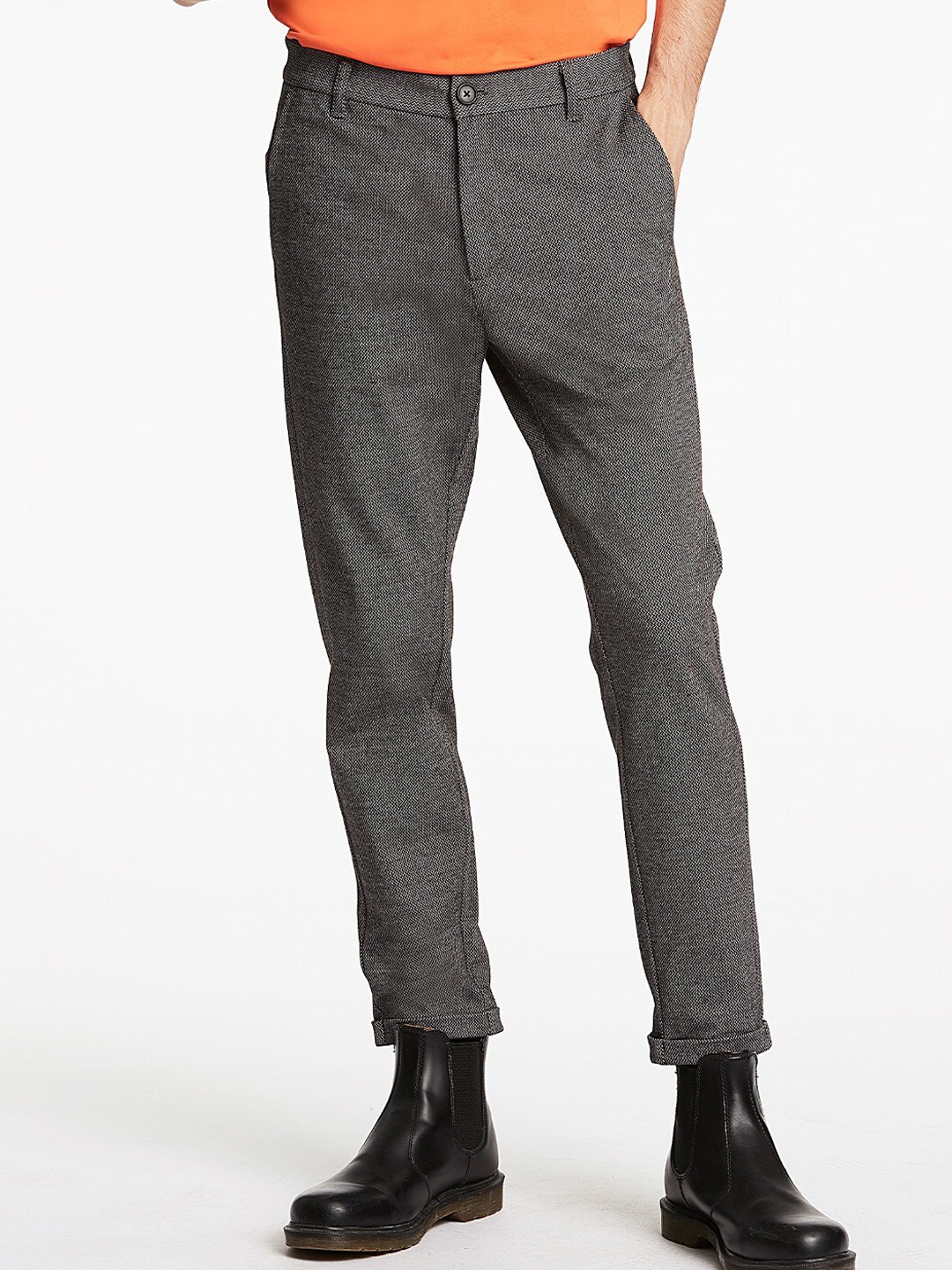 

LINDBERGH Men Grey Textured Slim Fit Trousers