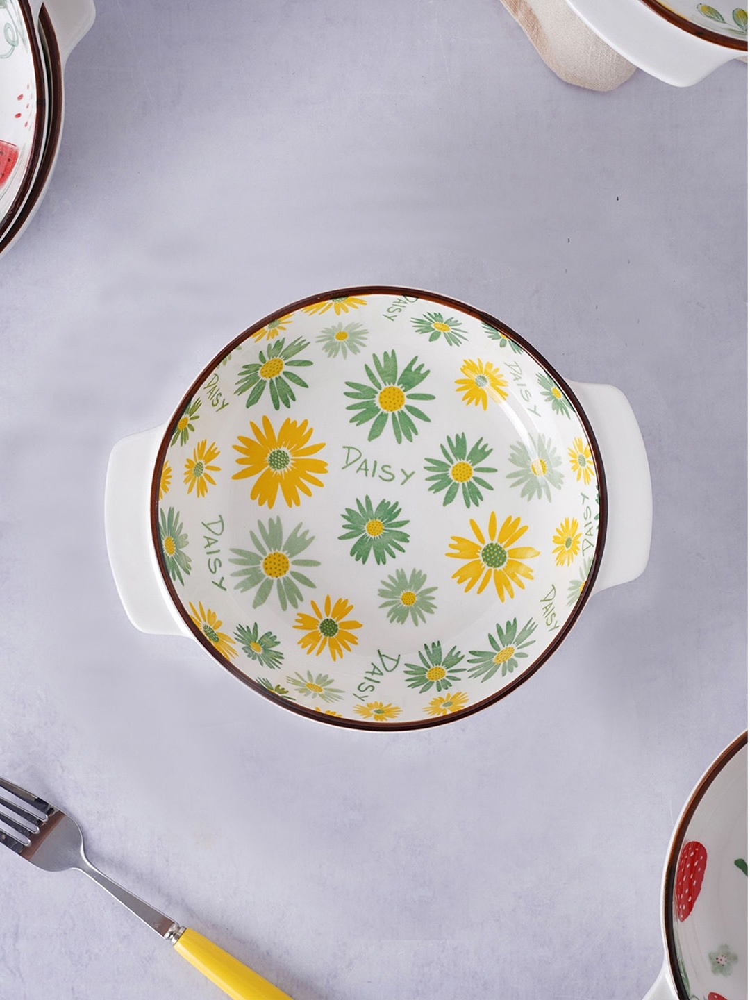 

Nestasia Unisex White And Yellow Daisy Cake Pan Small