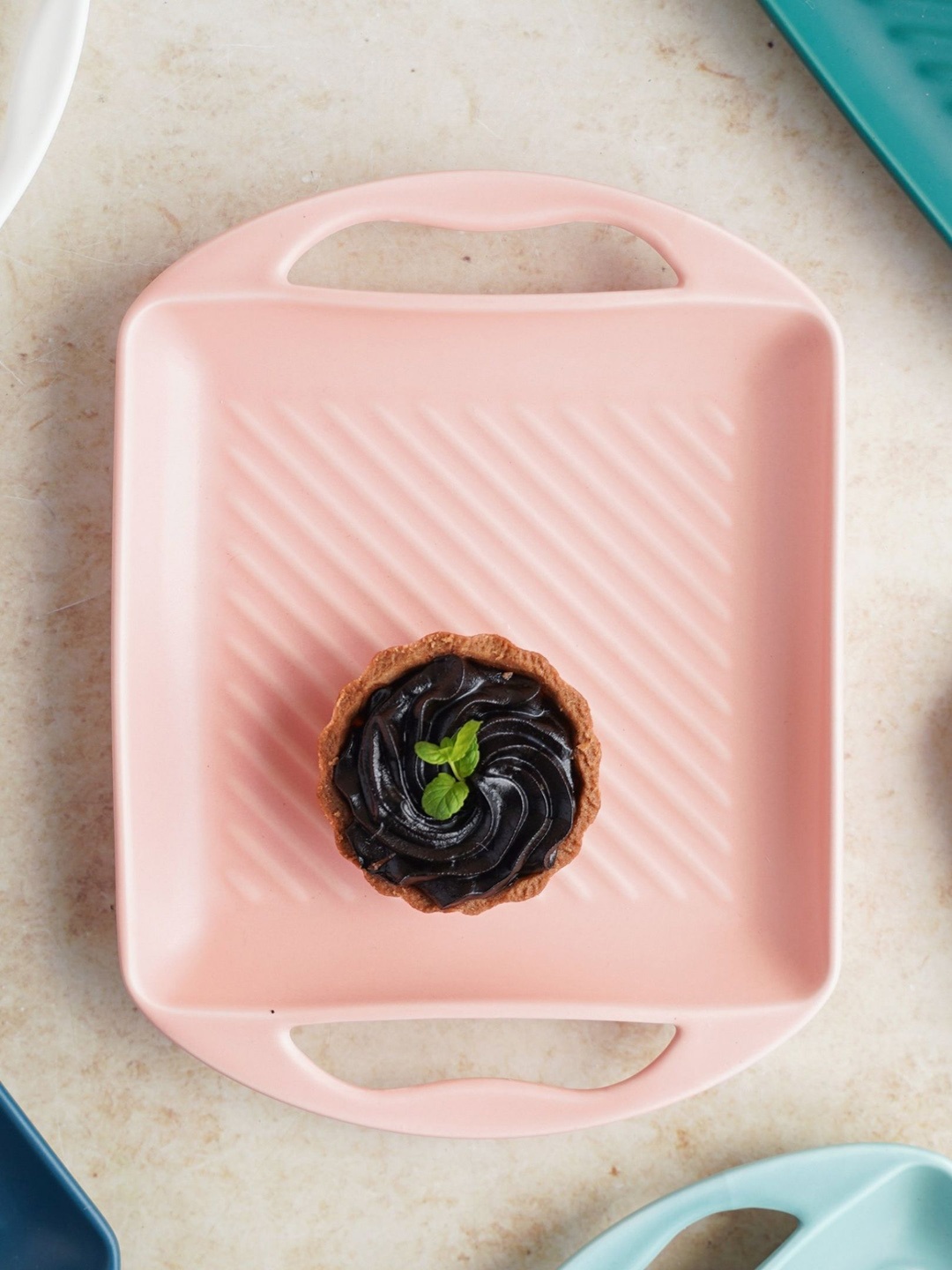 

Nestasia Pink Solid Baking Tray With Handle