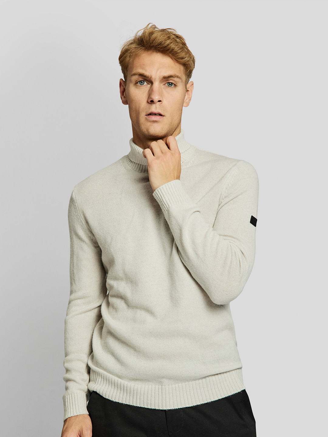 

Bruun & Stengade Men Off White & light gray Solid Pullover