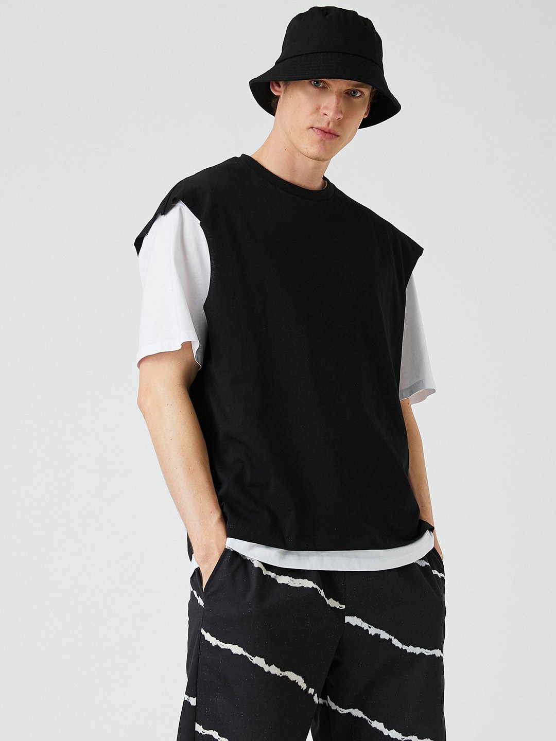 

Koton Men Black Pure Cotton Oversized T-shirt