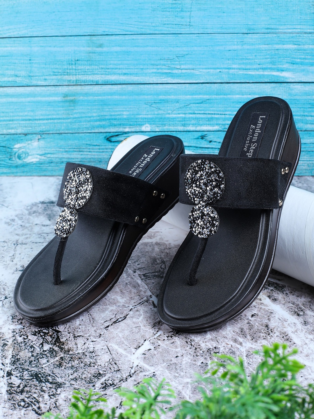 

LONDON STEPS Black Embellished Velvet Sandals