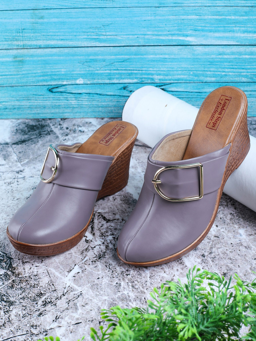 

LONDON STEPS Grey Textured Wedge with Bows