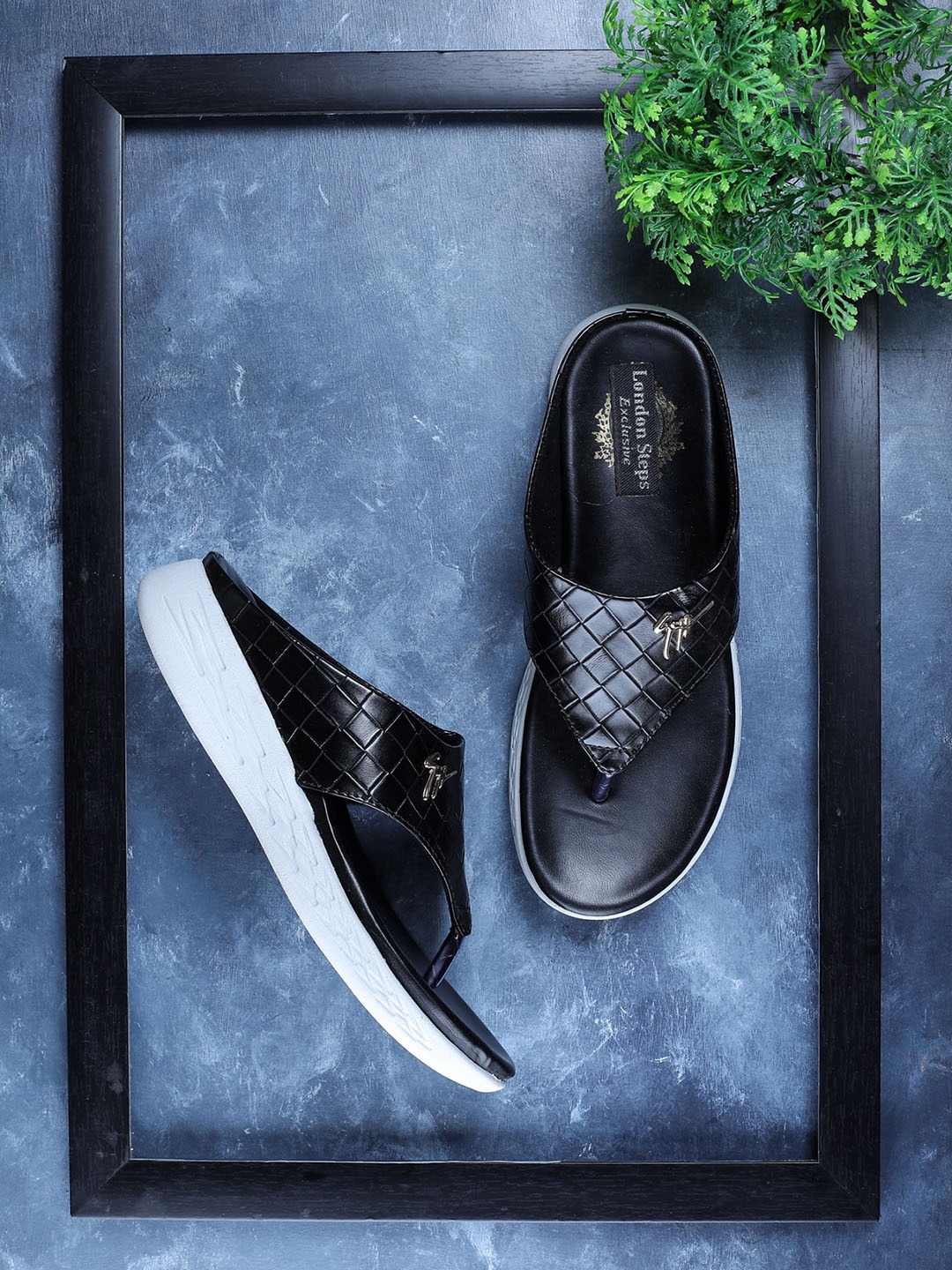 

LONDON STEPS Black Flatform
