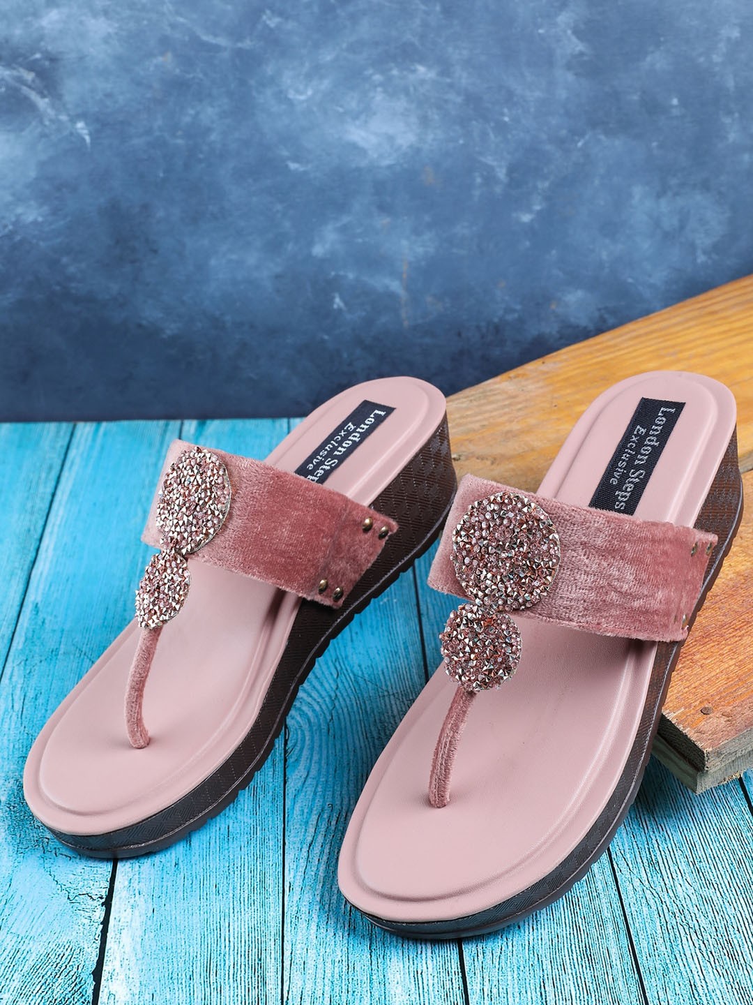 

LONDON STEPS Pink Velvet Ethnic Flatform Sandals