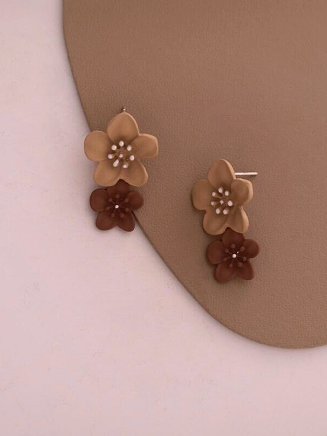 

Unwind by Yellow Chimes Gold-Toned Contemporary Studs Earrings