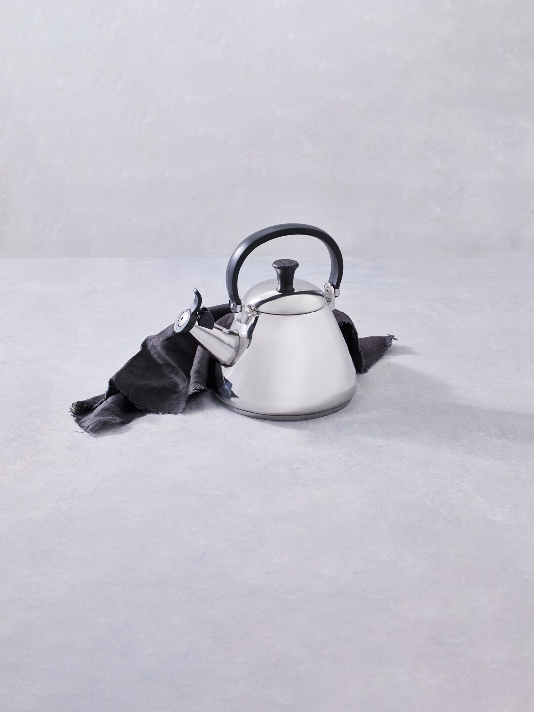 

LE CREUSET Glossy Stainless Steel Tea Kettle