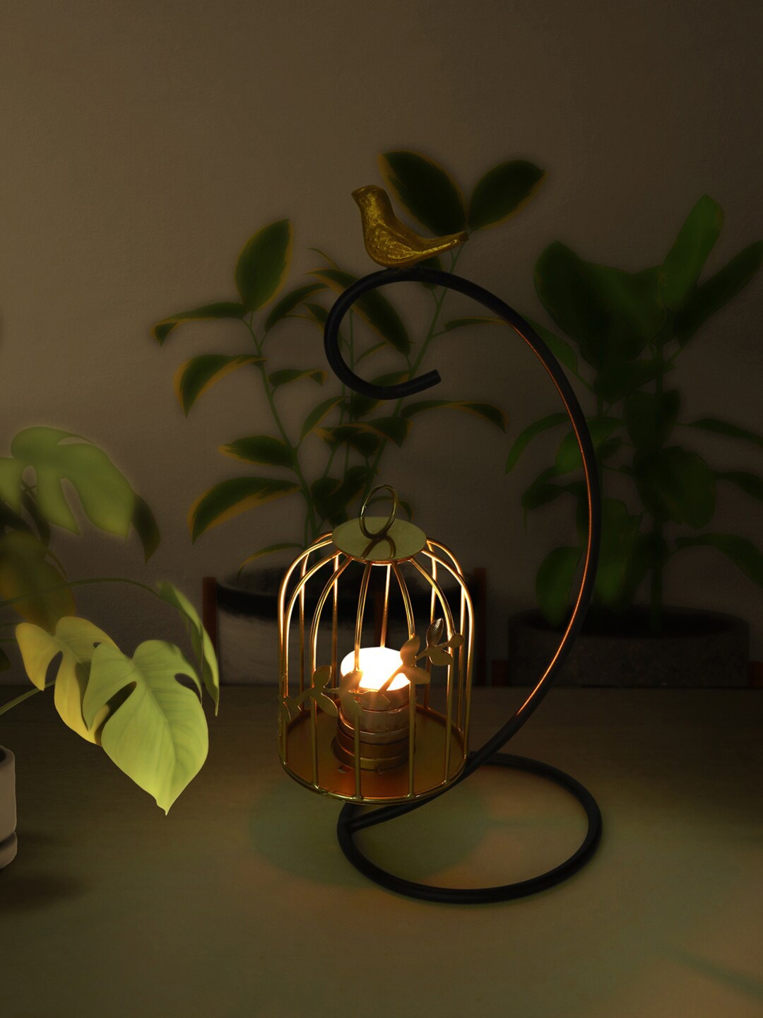 

Living scapes by Pantaloons Gold-Toned Bird Cage Shaped Candle Holder