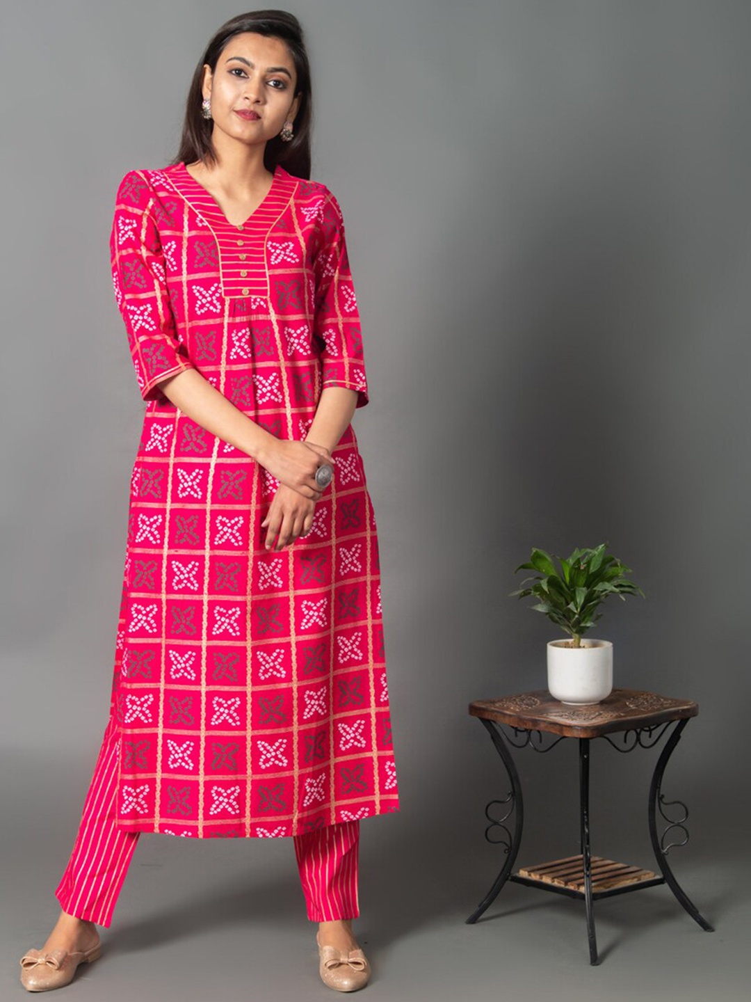 

CRAFTED FOR YOU Women Pink Bandhani Printed Kurta with Trousers