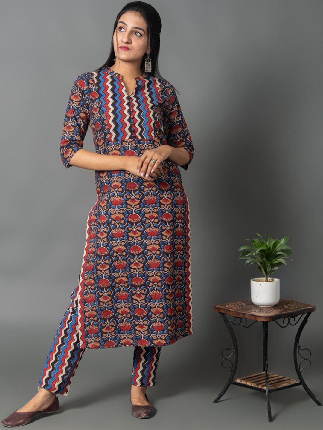 

CRAFTED FOR YOU Women Black Floral Printed Kurta with Trousers