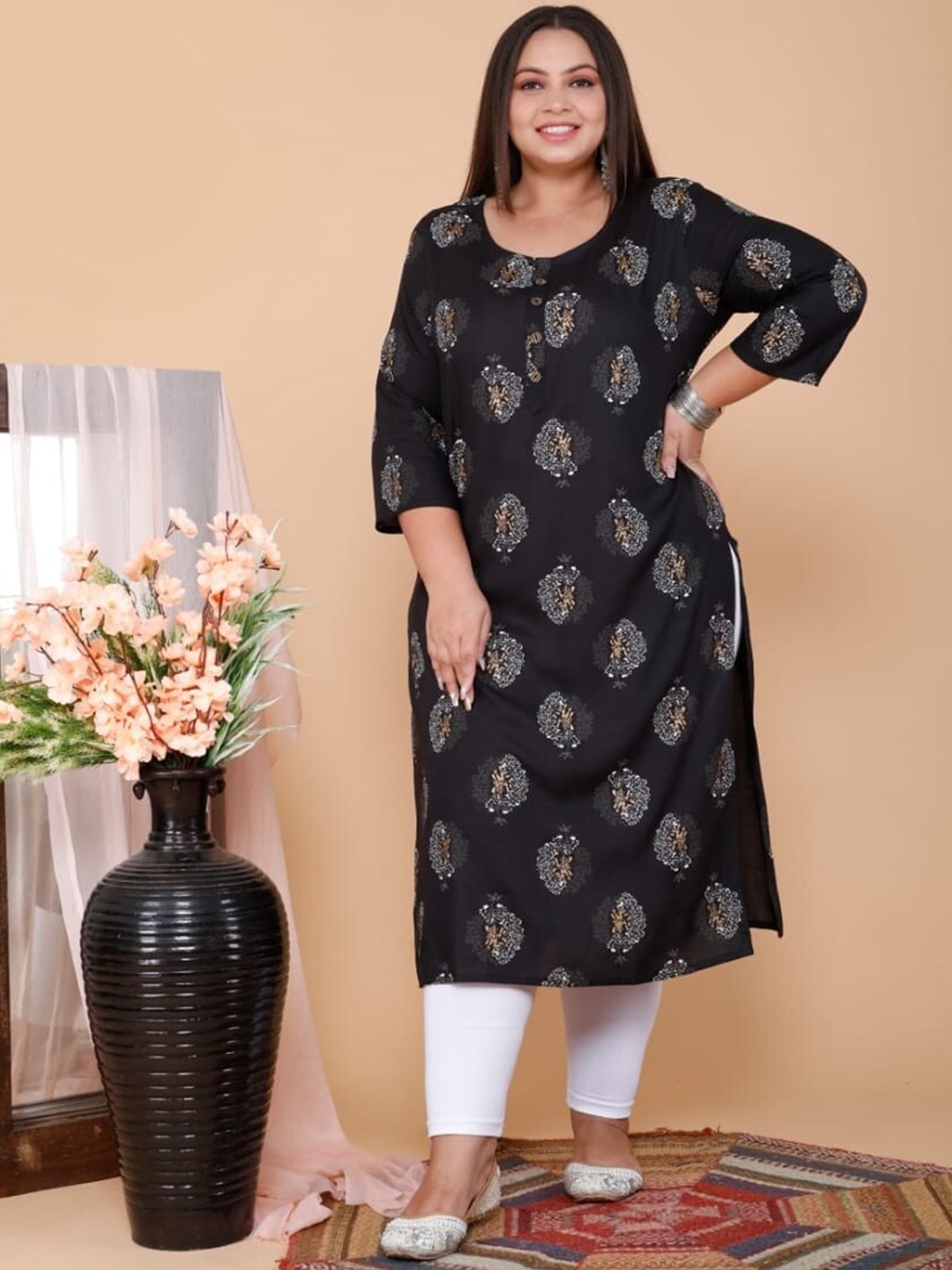 

PNEHA Women Black Floral Printed Keyhole Neck Thread Work Floral Kurta