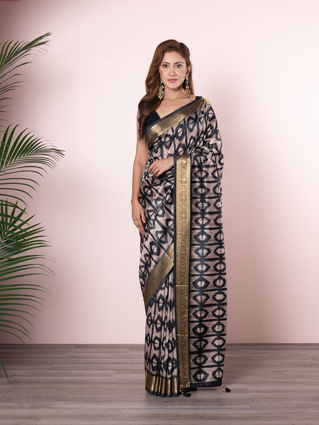 

BEATITUDE Black & Cream-Coloured Woven Design Zari Silk Blend Saree