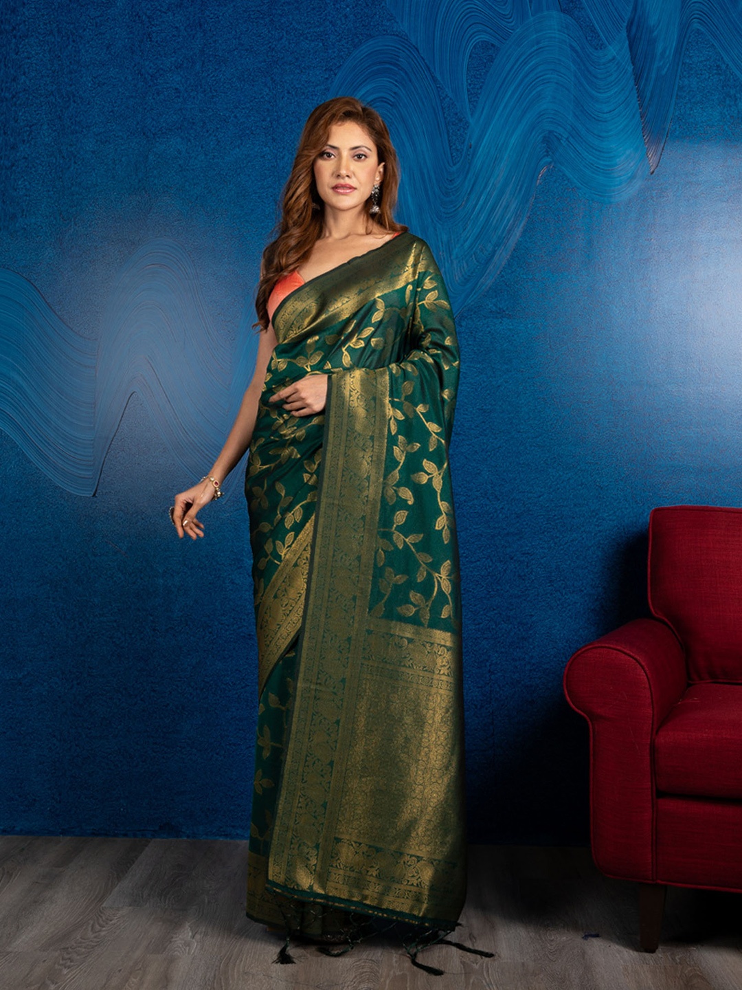 

BEATITUDE Green & Gold-Toned Woven Design Zari Silk Blend Banarasi Saree