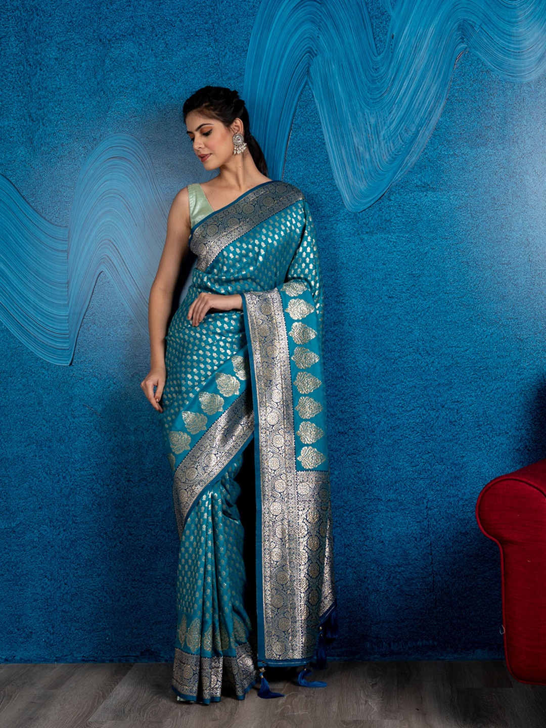 

BEATITUDE Blue & Gold-Toned Woven Design Zari Silk Blend Banarasi Saree