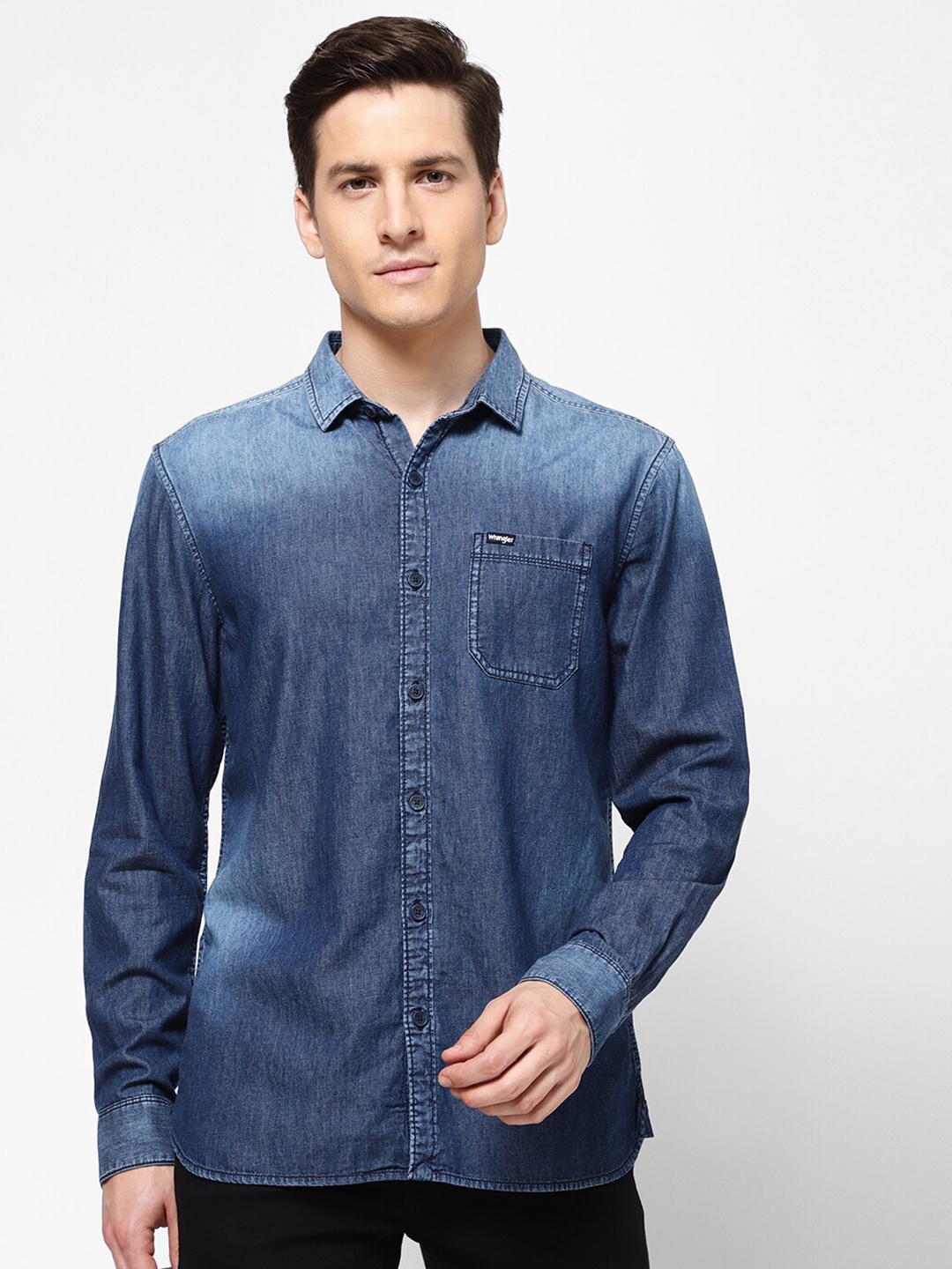 

Wrangler Men Blue Faded Cotton Casual Shirt