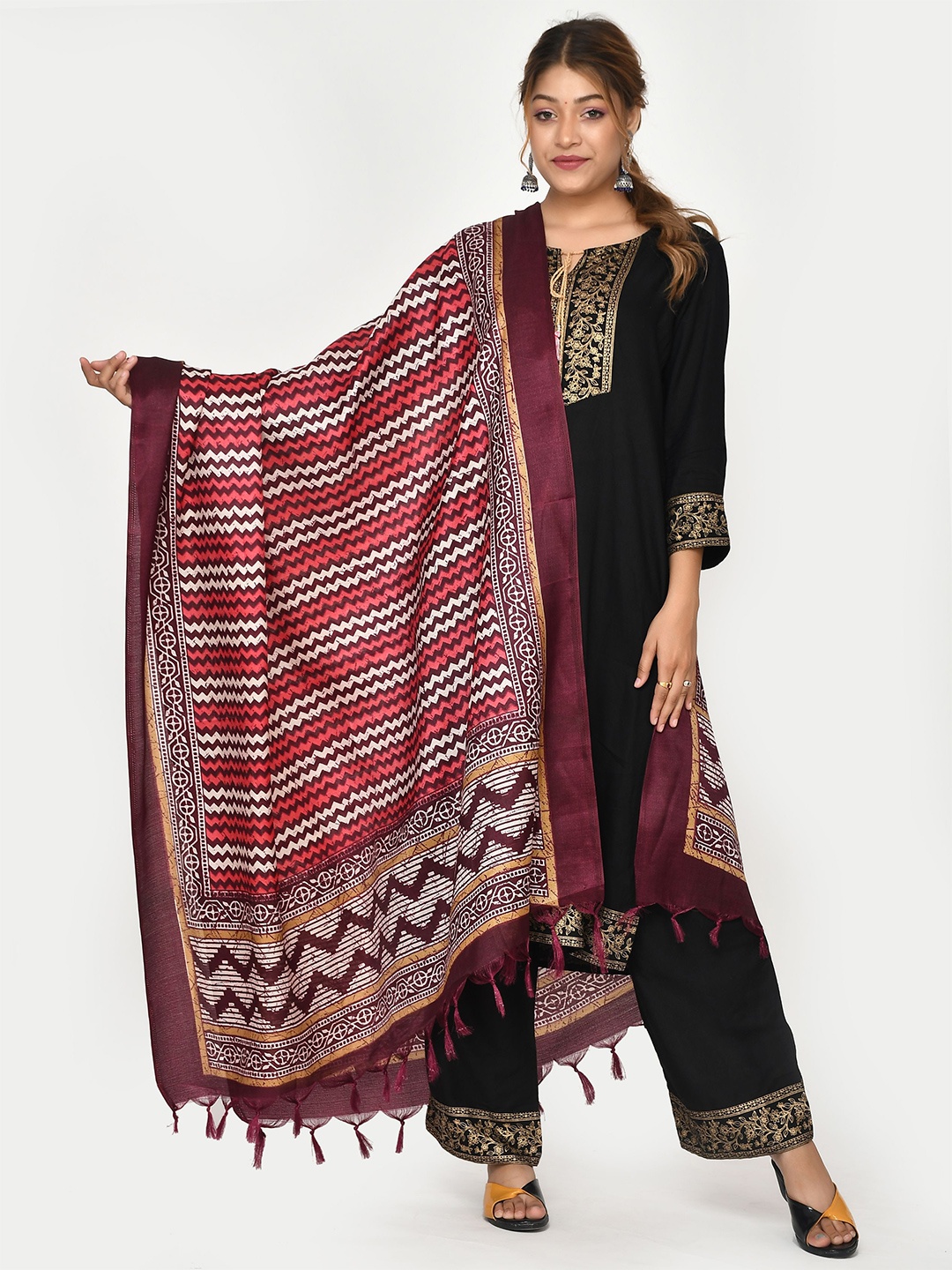 

Kesarya Pink & Maroon Printed Kalamkari Dupatta