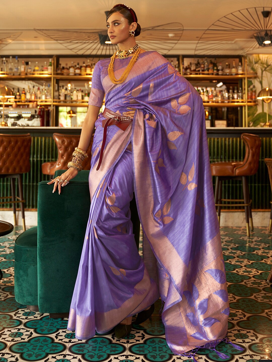 

Mitera Lavender & Gold-Toned Floral Zari Silk Blend Banarasi Saree