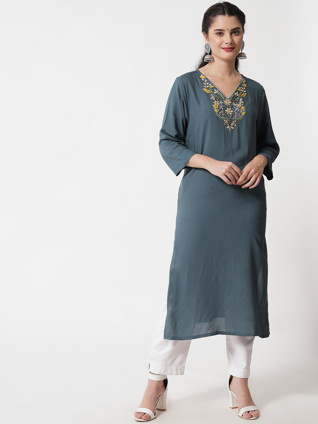 

soan Women Grey V-Neck Embroidery Work Kurta