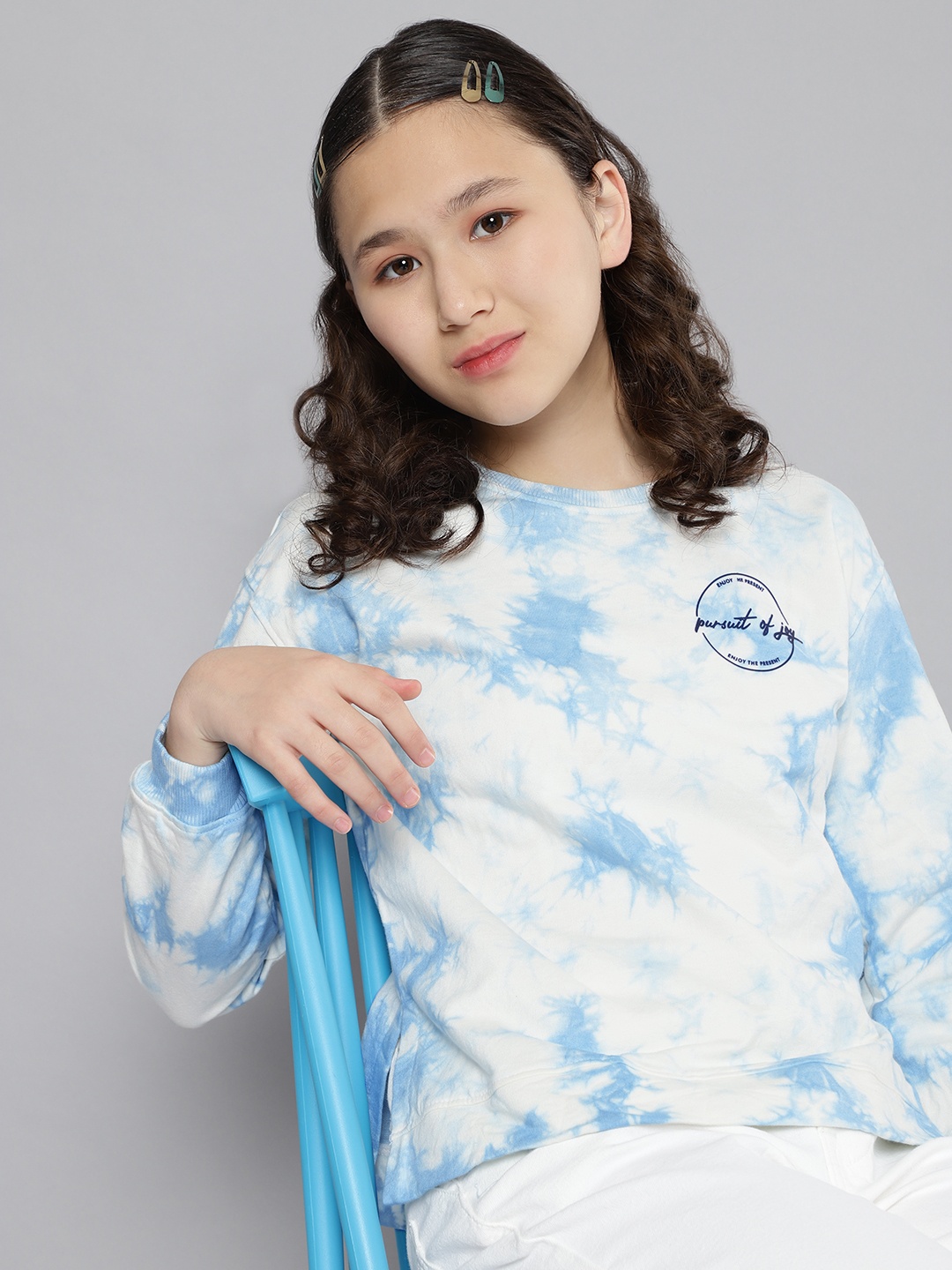 

M&H Juniors Girls White & Blue Printed Pure Cotton Sweatshirt