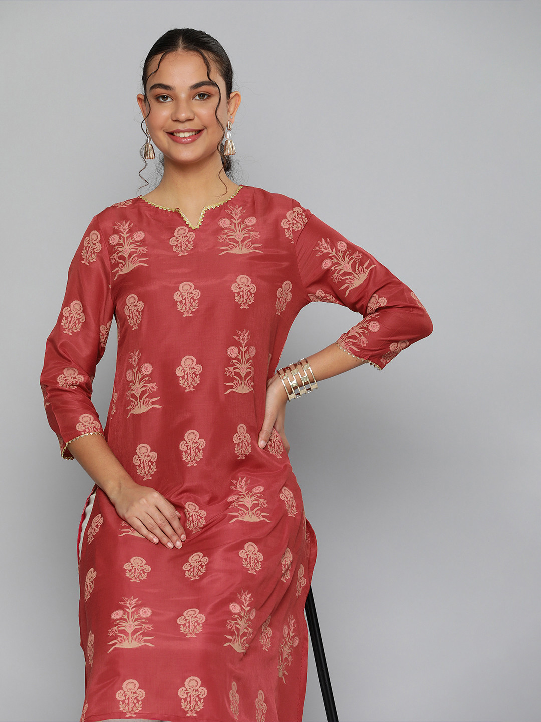

HERE&NOW Women Red & Pink Floral Printed V-Neck A-Line Kurta