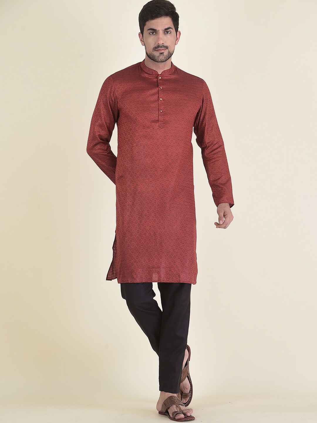 

DEYANN Men Maroon Mandarin Collar Kurti with Trousers