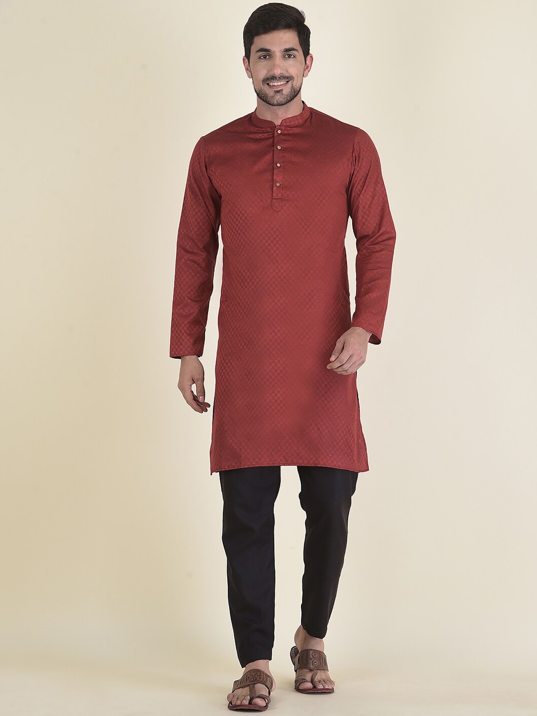 

DEYANN Men Maroon Kurta With Salwar