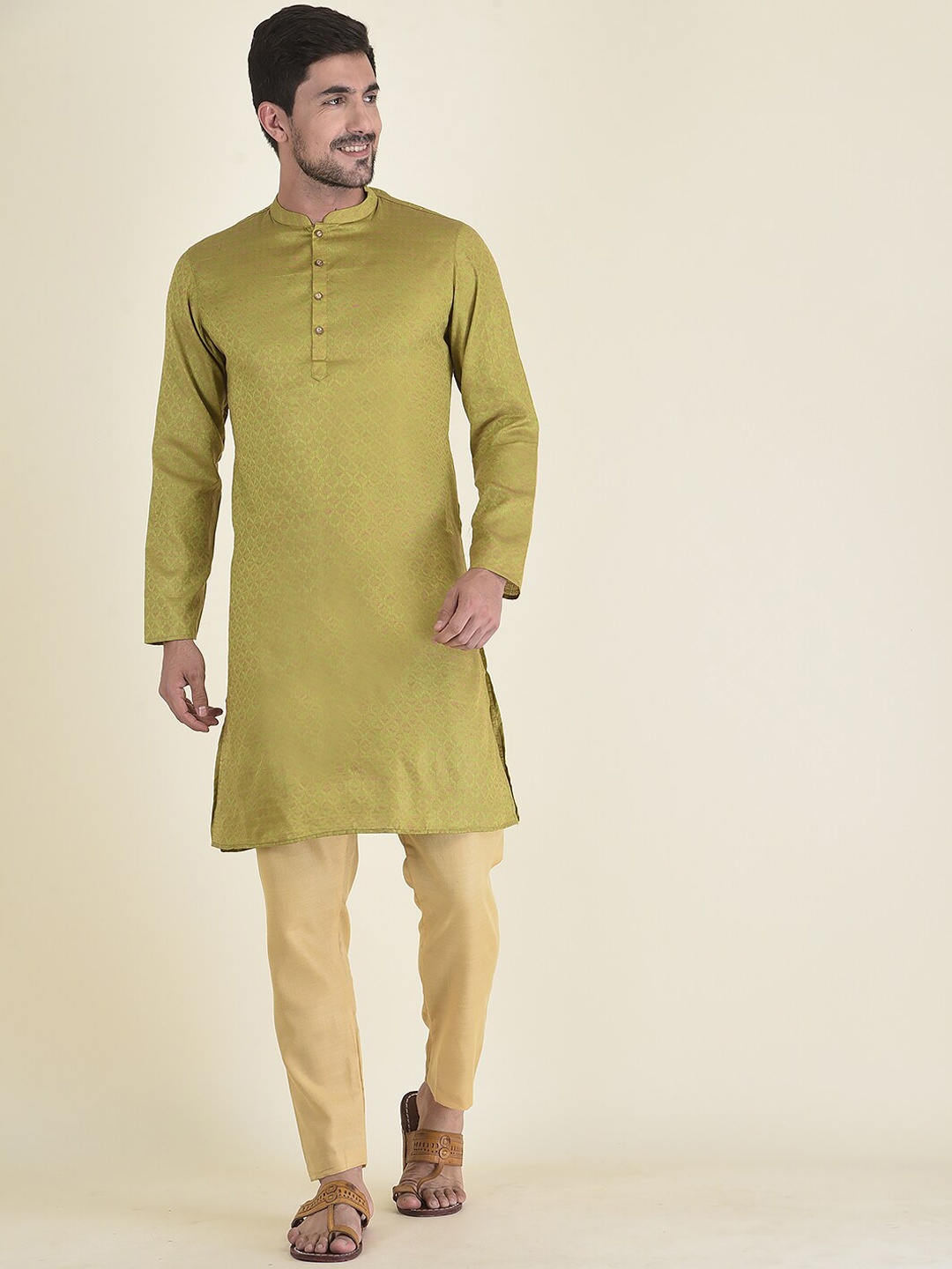 

DEYANN Men Green Kurta with Pyjamas