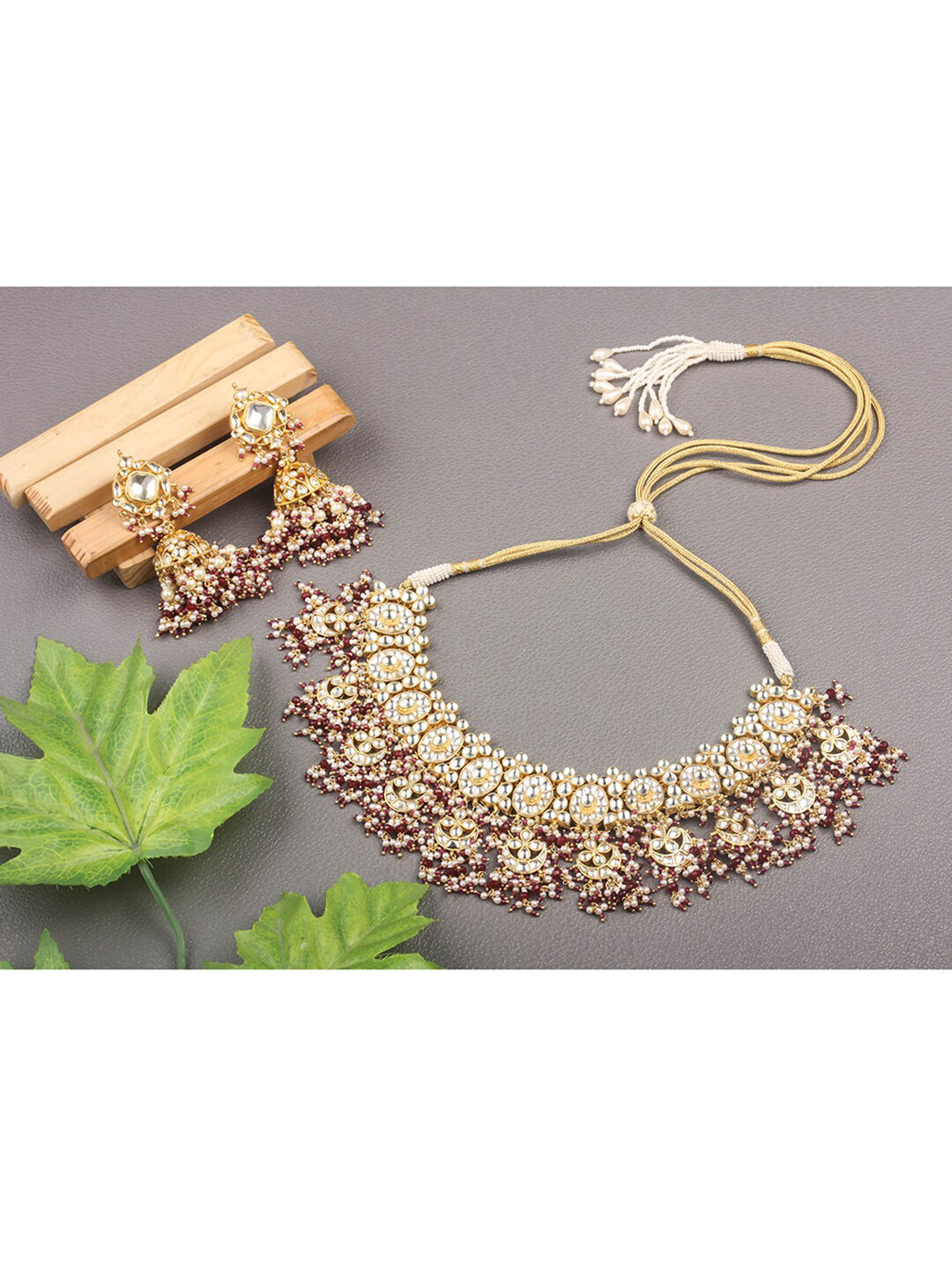 

AURAA TRENDS 22kt Gold-Plated & White Kundan Studded & Beaded Jewellery Set