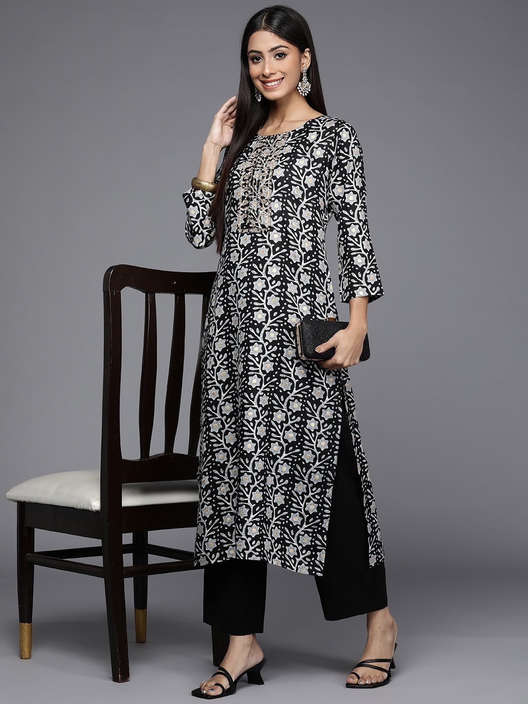 

Varanga Women Black & Grey Floral Printed Zardozi Kurta