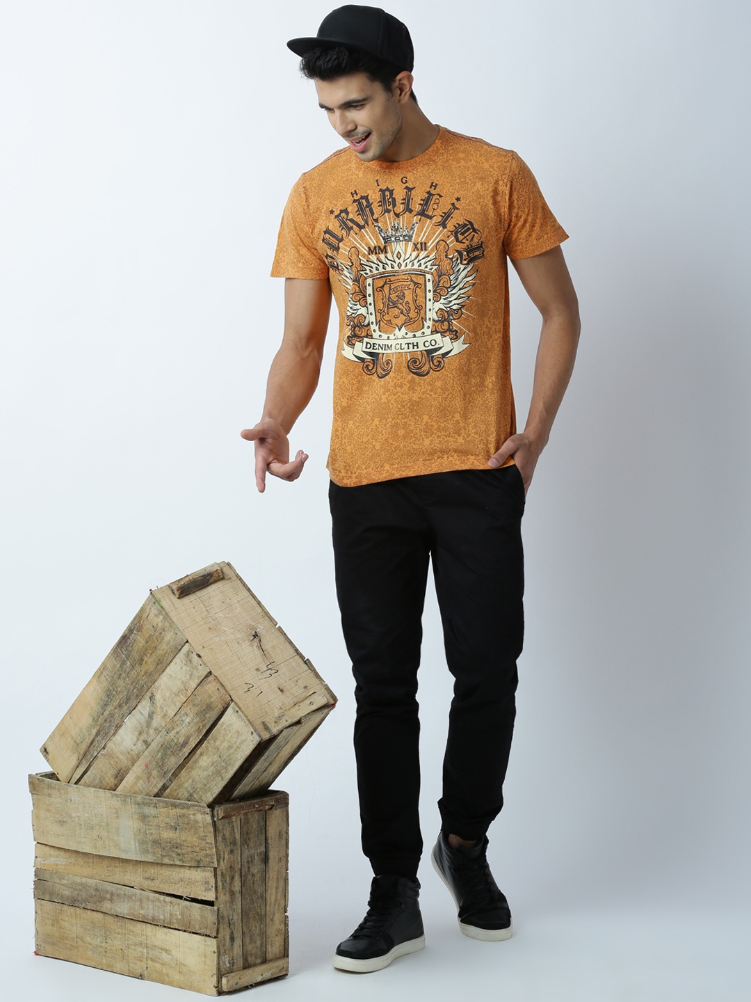 

Huetrap Men Orange Printed Round Neck T-shirt