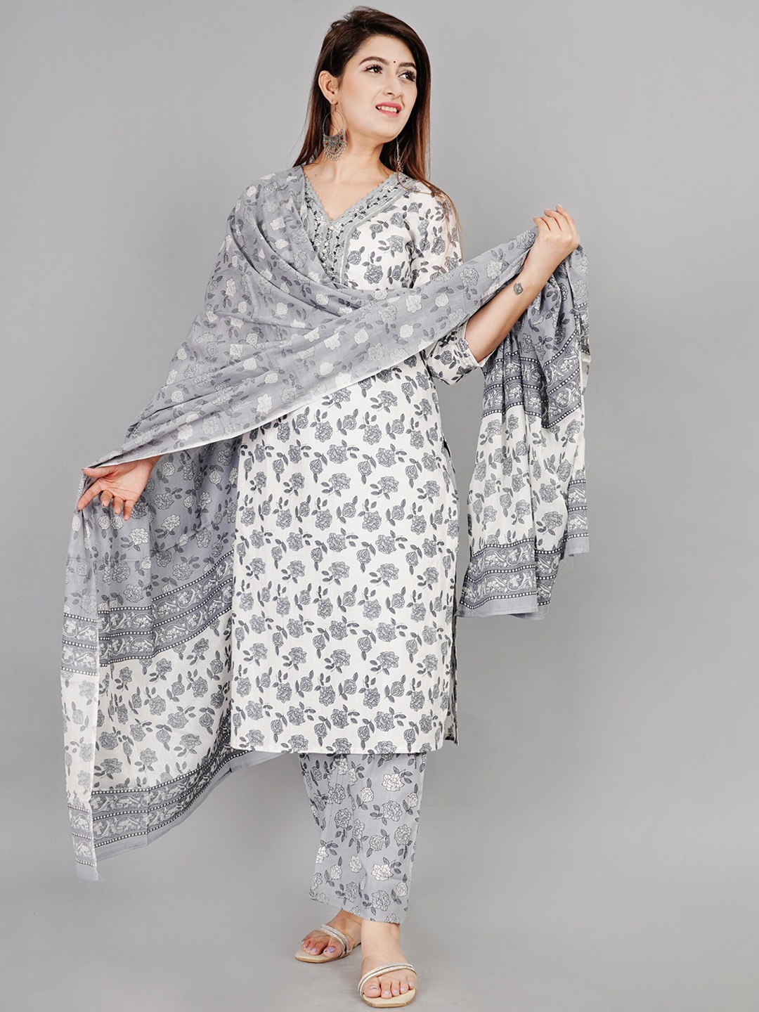 

EtnicaWear Women Grey Floral Printed Pure Cotton Kurta with Trousers & Dupatta
