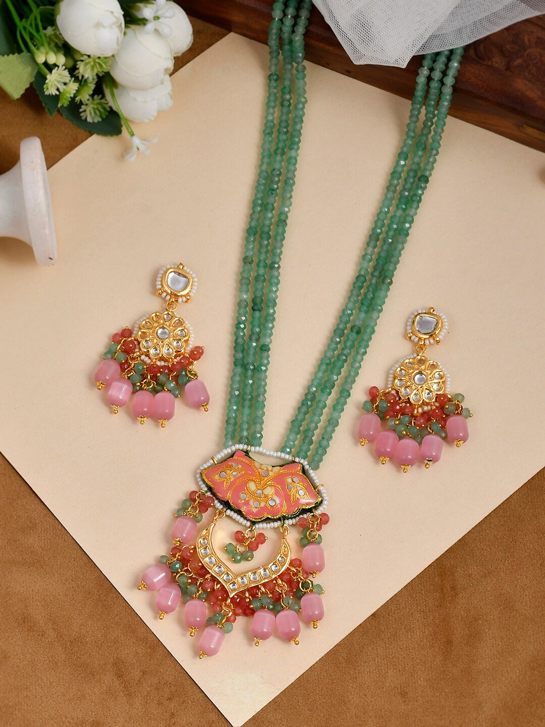 

DASTOOR Gold-Plated Green Kundan-Studded & Beaded Jewellery Set