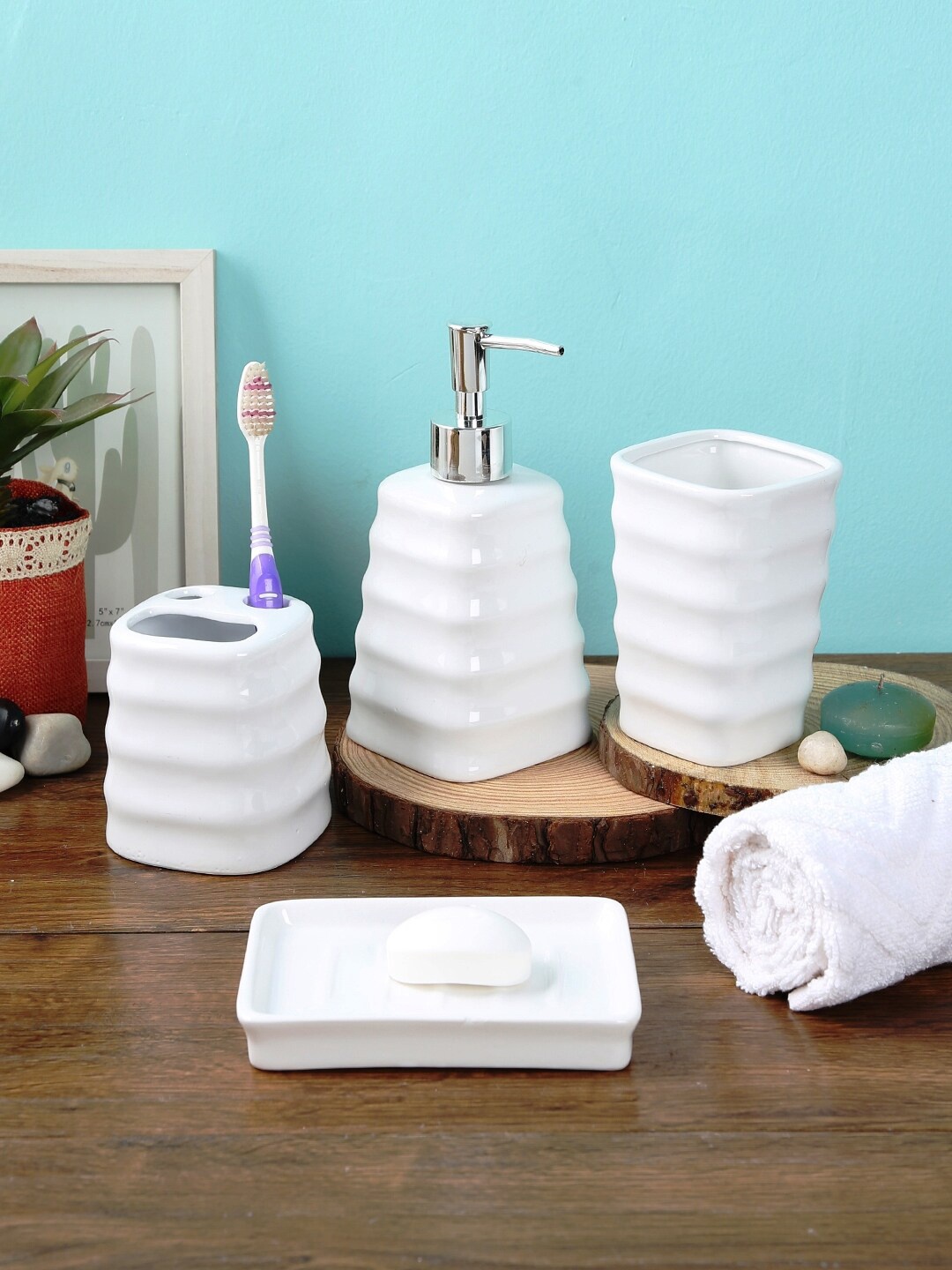 

House Of Accessories Set of 4 White Textured Bathroom Accessories