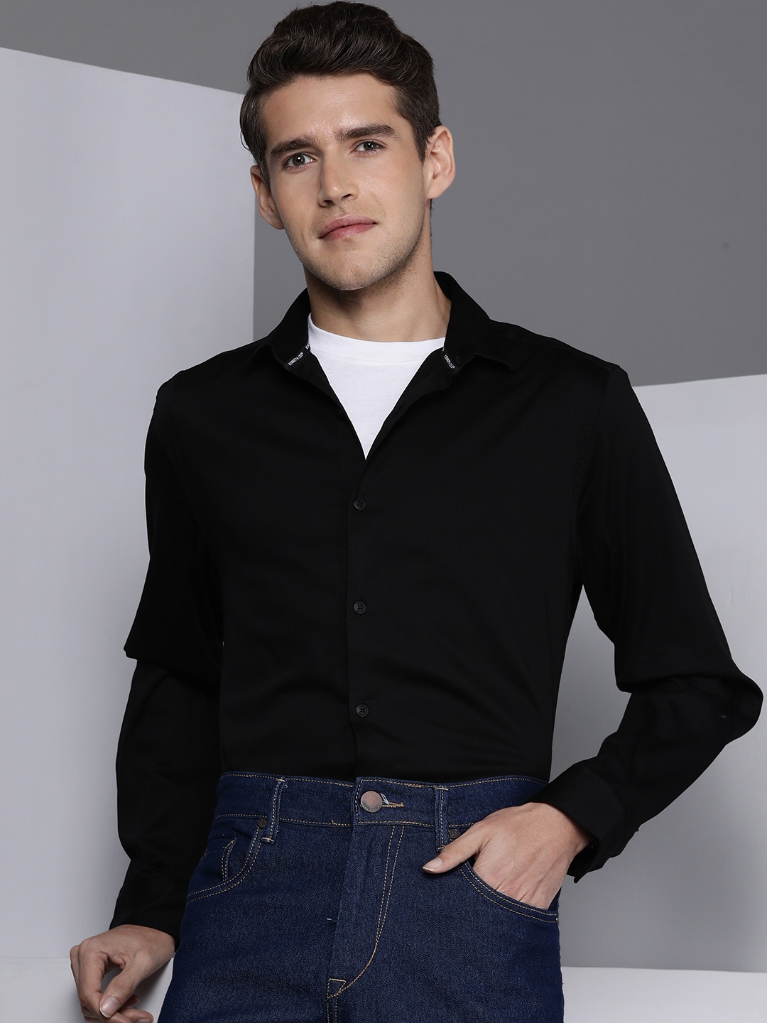 

Kenneth Cole Men Black Solid Slim Fit Spread Collar Apex Shirt