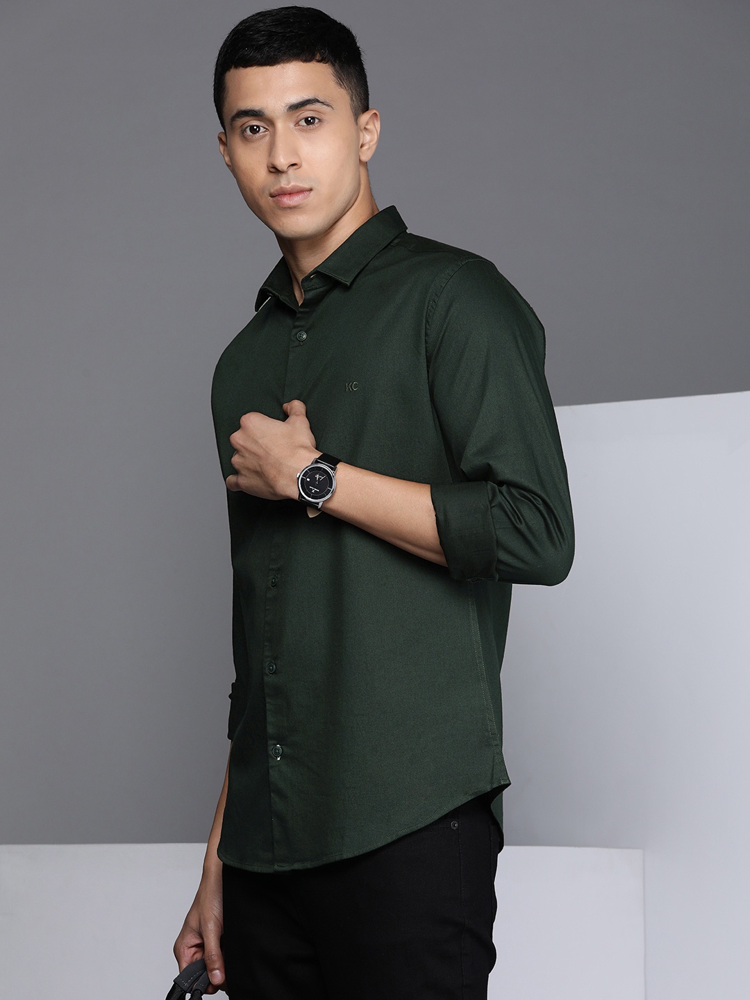 

Kenneth Cole Men Dark Olive Green Slim Fit Solid Casual Shirt