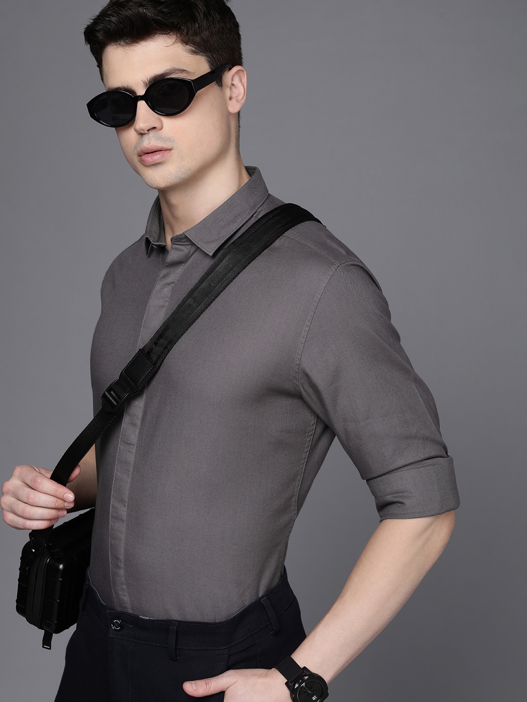

Kenneth Cole Memo Men Grey Pure Cotton Solid Slim Fit Spread Collar Shirt