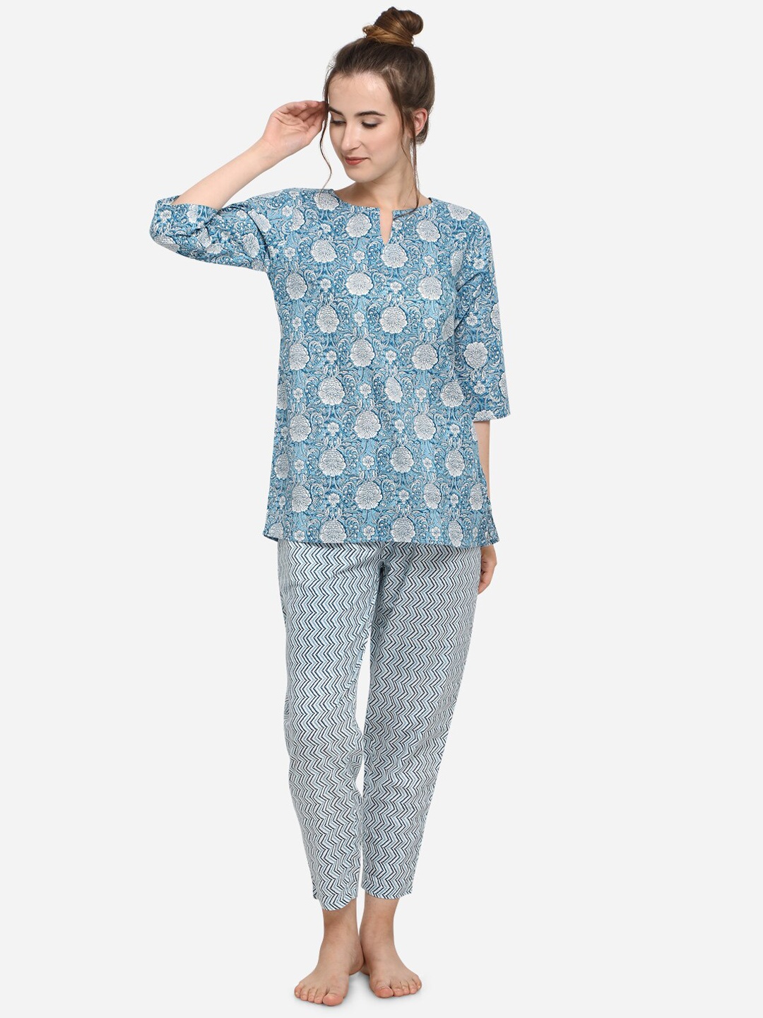 

MESMORA FASHION Women Blue & Off White Printed Night suit