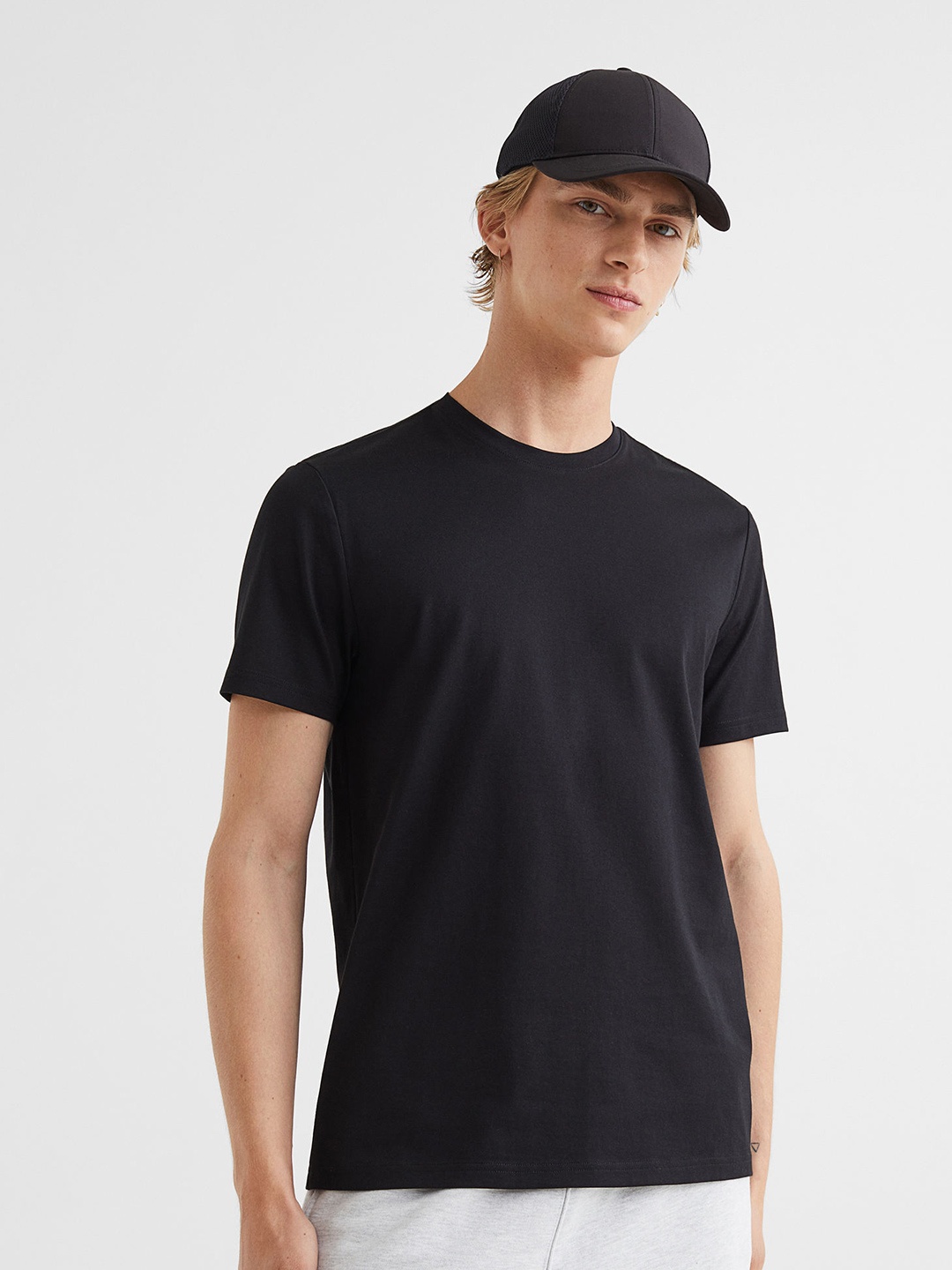 

H&M Men Black Solid Slim Fit Pima Pure Cotton T-shirt
