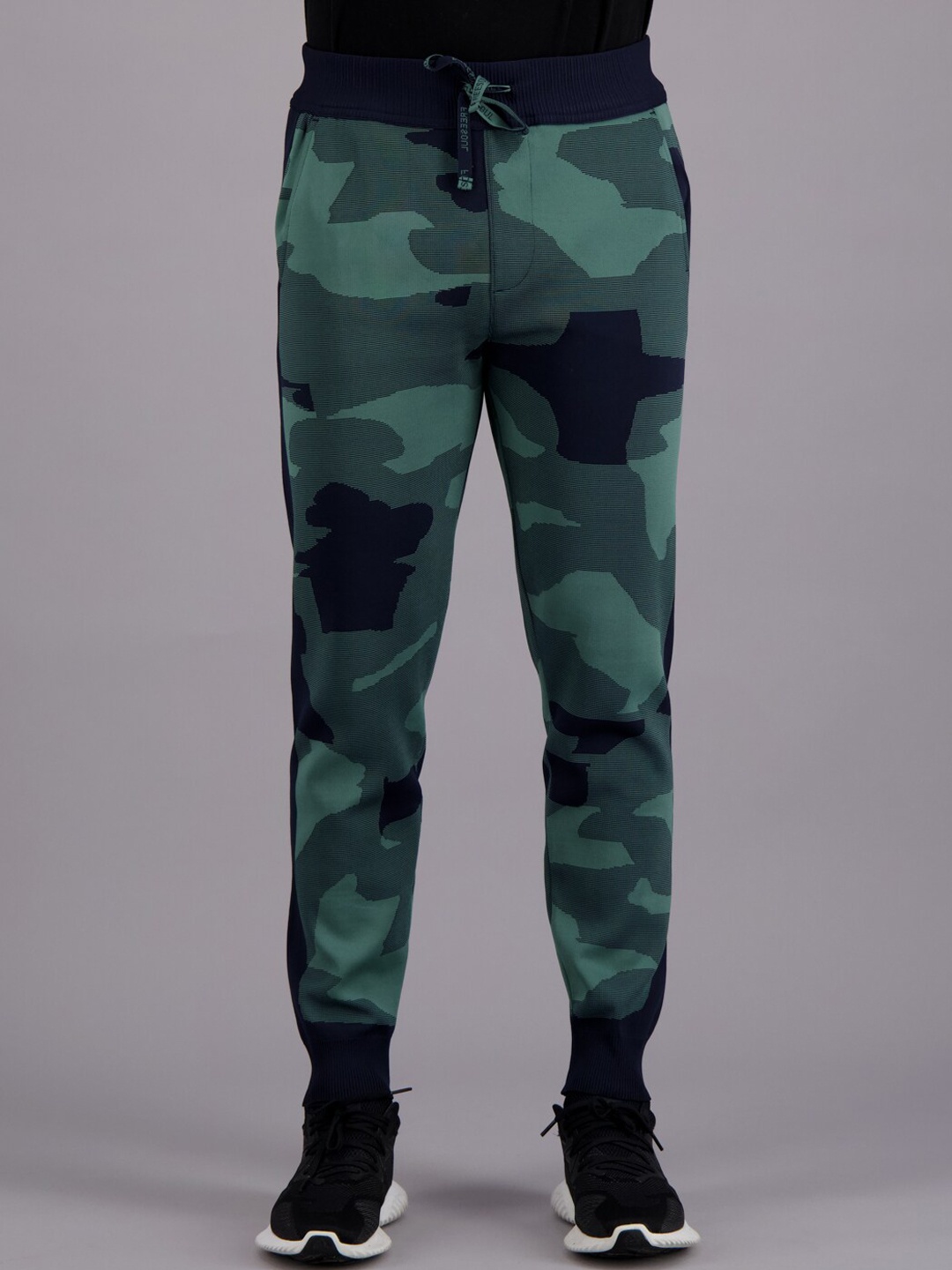

FREESOUL Men Green Camouflage Printed Joggers