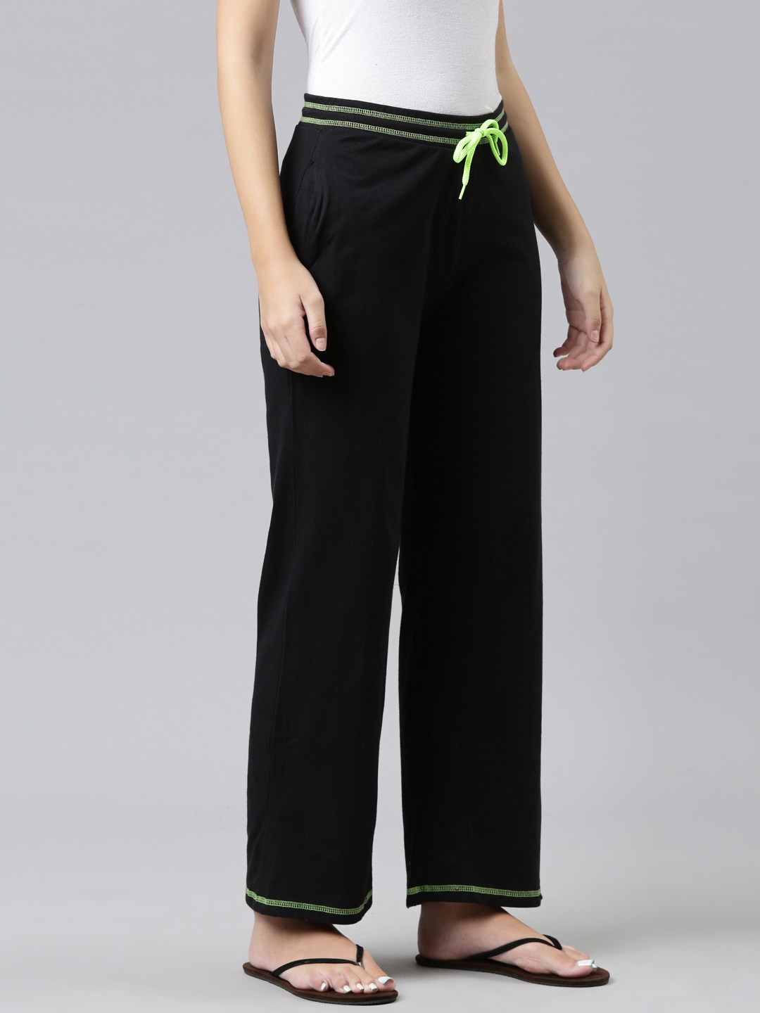 

Kryptic Women Black Solid Cotton Relaxed Fit Lounge Pants