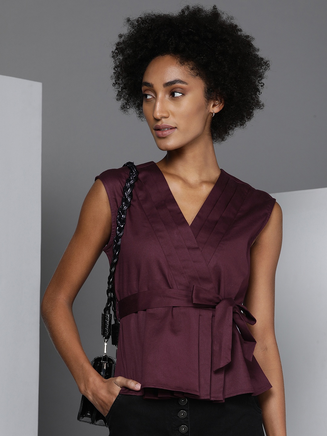 

Kenneth Cole Women A La Mode Maroon Solid V- Neck Signature Top With Belt