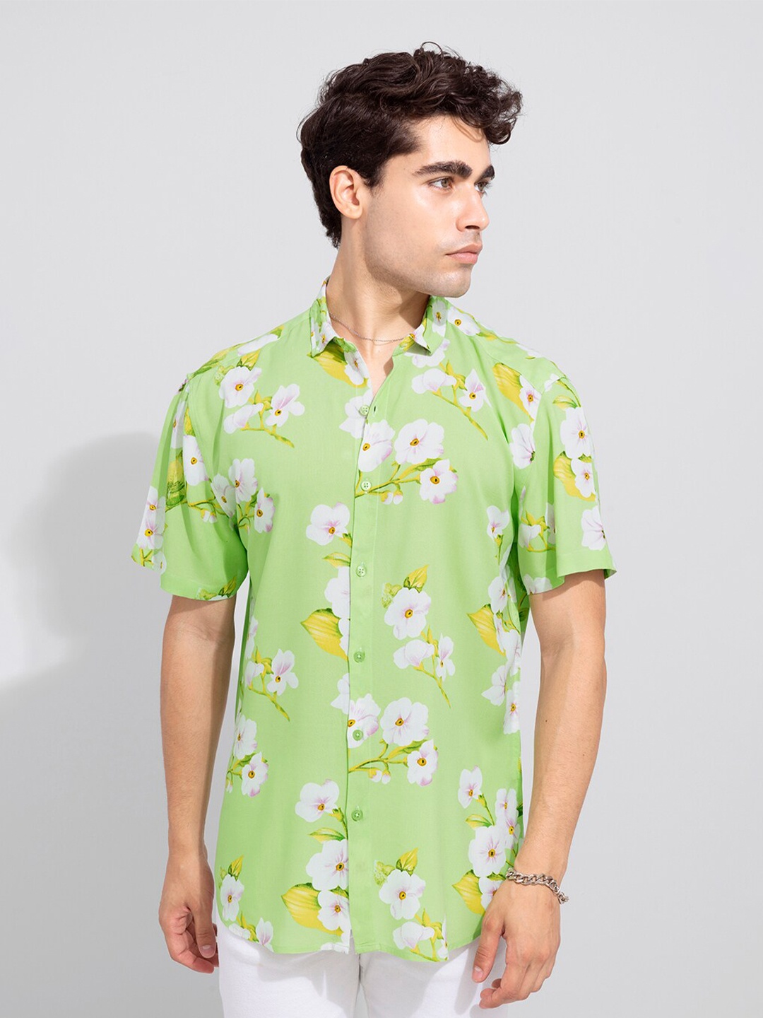 

Snitch Men Green Floral Printed Casual Shirt