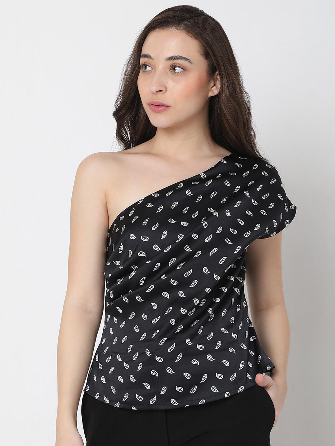 

Vero Moda Black & White Geometric Printed One Shoulder Top